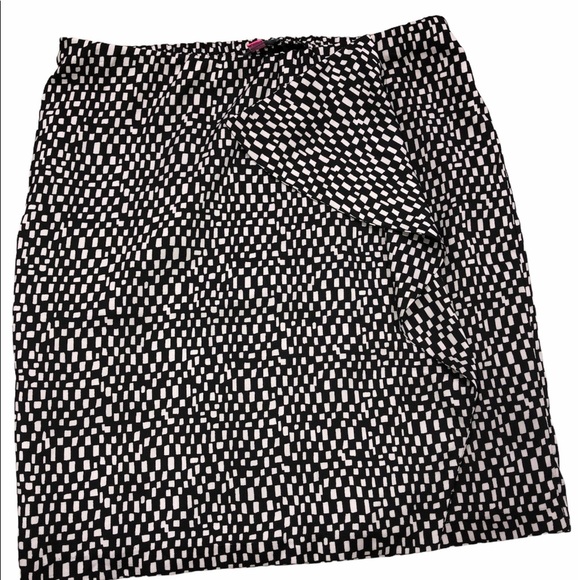 Vince Camuto size 4 black geometric print skirt - Picture 2 of 7